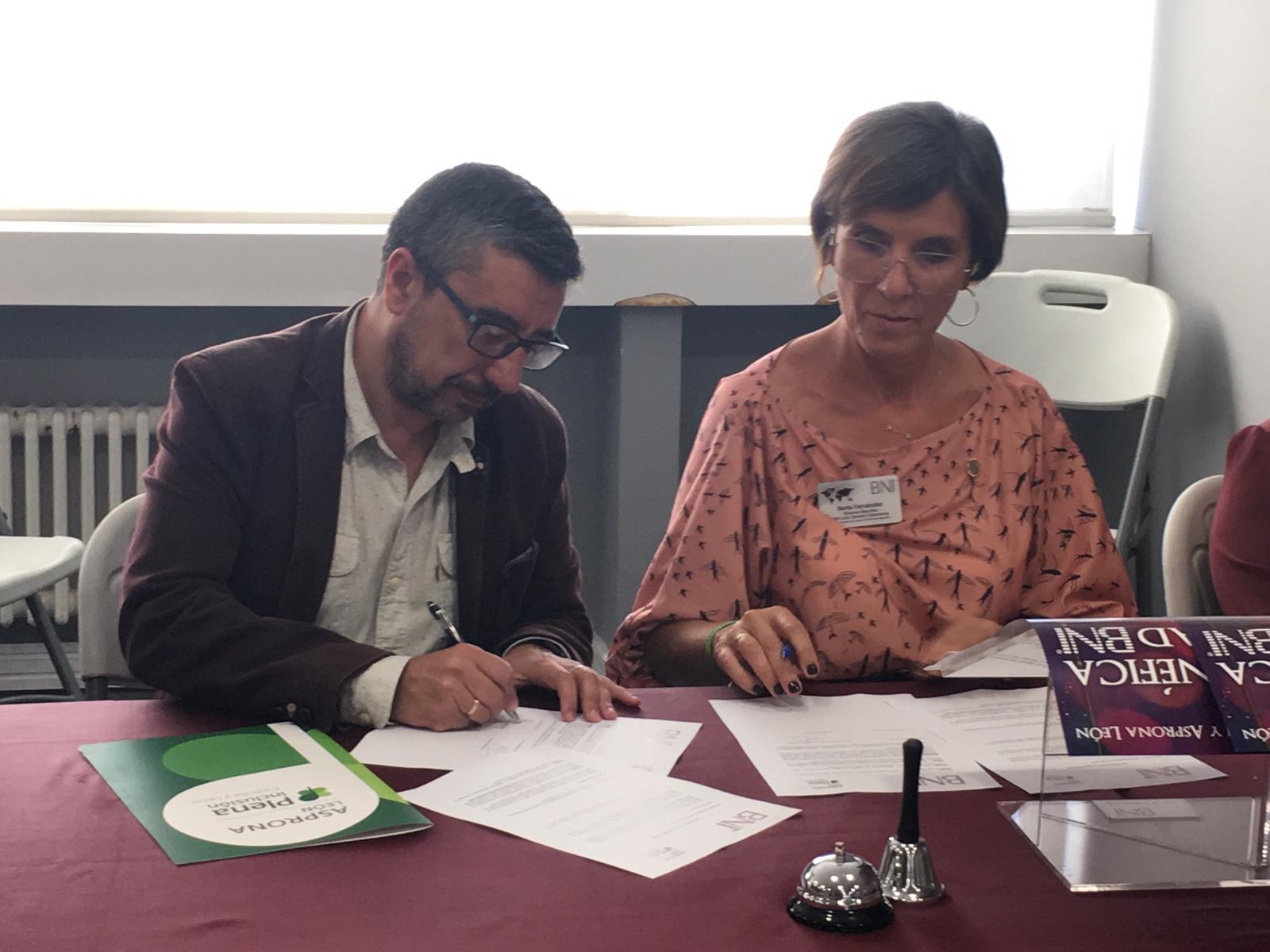 firma convenio colaboración BNI y Asprona-León